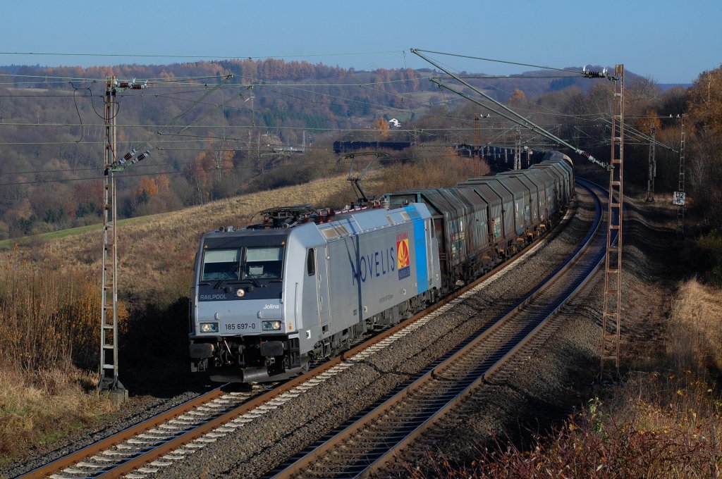 185 697-0 fuhr am 17.11.2012 mit dem  Nievenheimer  (DGS 69128 Gttingen - Nievenheim) durch die langsam kahl werdende Landschaft bei Altenbeken.