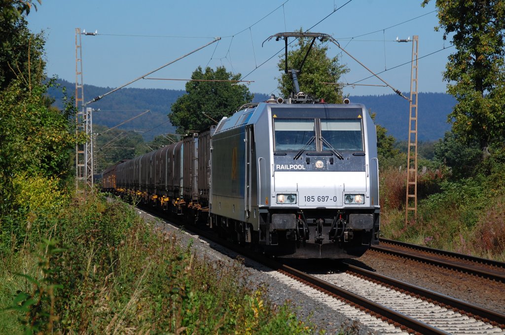 185 697-0 mit dem Namen  Jolina  ist am 09.09.2012 mit dem Nievenheimer-Aluzug (DGS 69128) zwischen Himmighausen und Langeland unterwegs und passiert die ehem. BK Erpentrup.