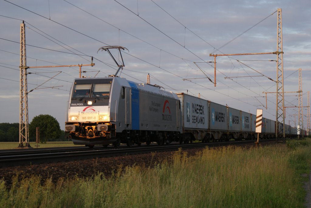 185 697-0 der TX Logistik mit einem Containerzug am 14.06.2010 bei Dedensen/Gmmer.