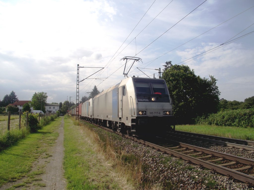 185 717-6 und 185 xxx-x mit Containerzug bei Hanau West am 05.07.13