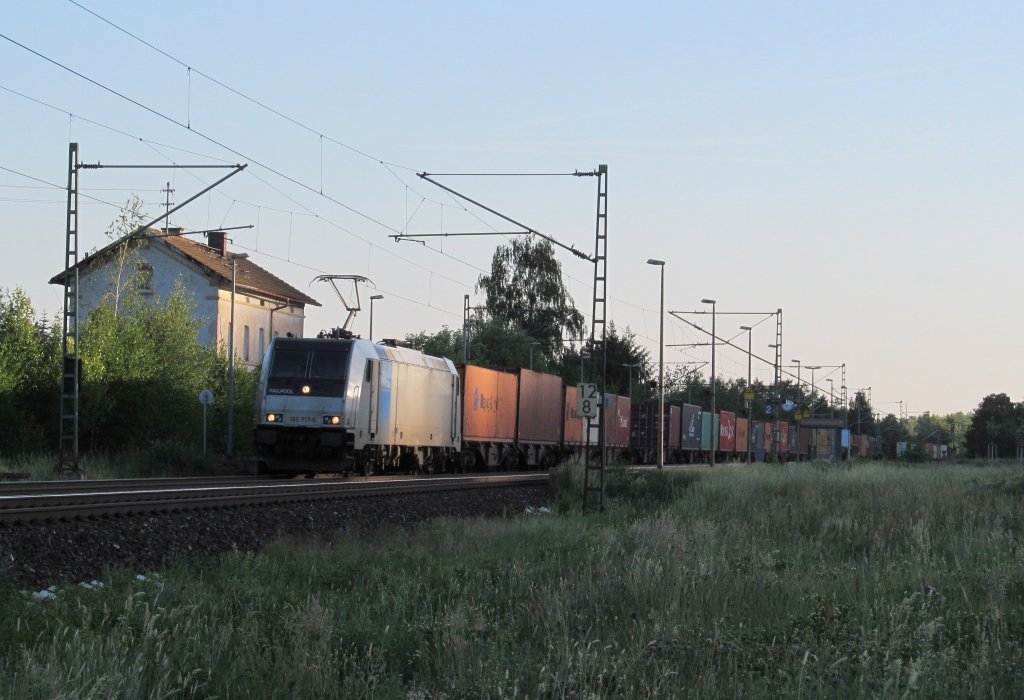 185 717-6 von Railpool zieht am 25. Mai 2012 einen Containerzug nach Hamburg Waltershof durch Neuses (bei Kronach).