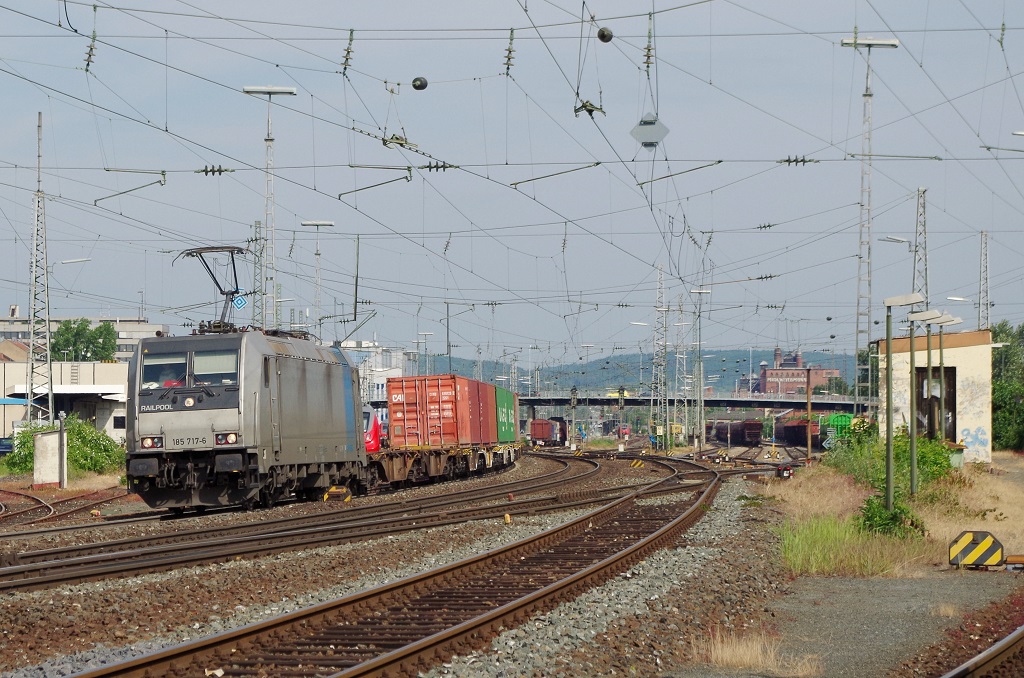 185 717 Railpool mit Containerzug am 15.06.2013 in Bamberg. 