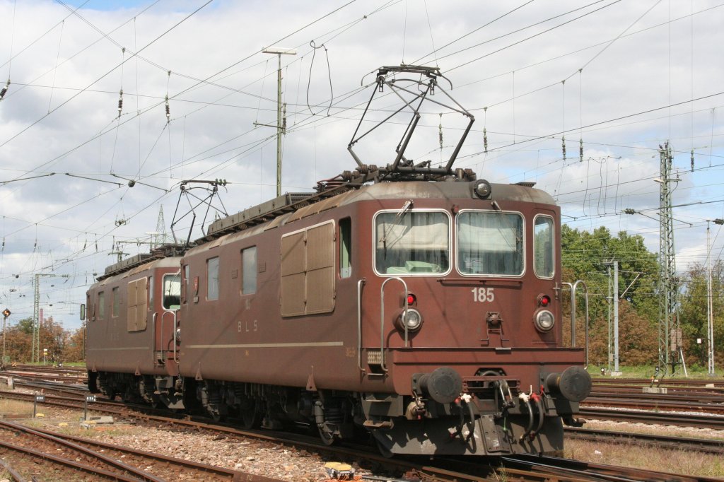 185 am 05.09.09 in Basel Bad. Bf. mit einer anderen Re425 beim Abstellort der BLS. 
Wappen der Lok: Lalden