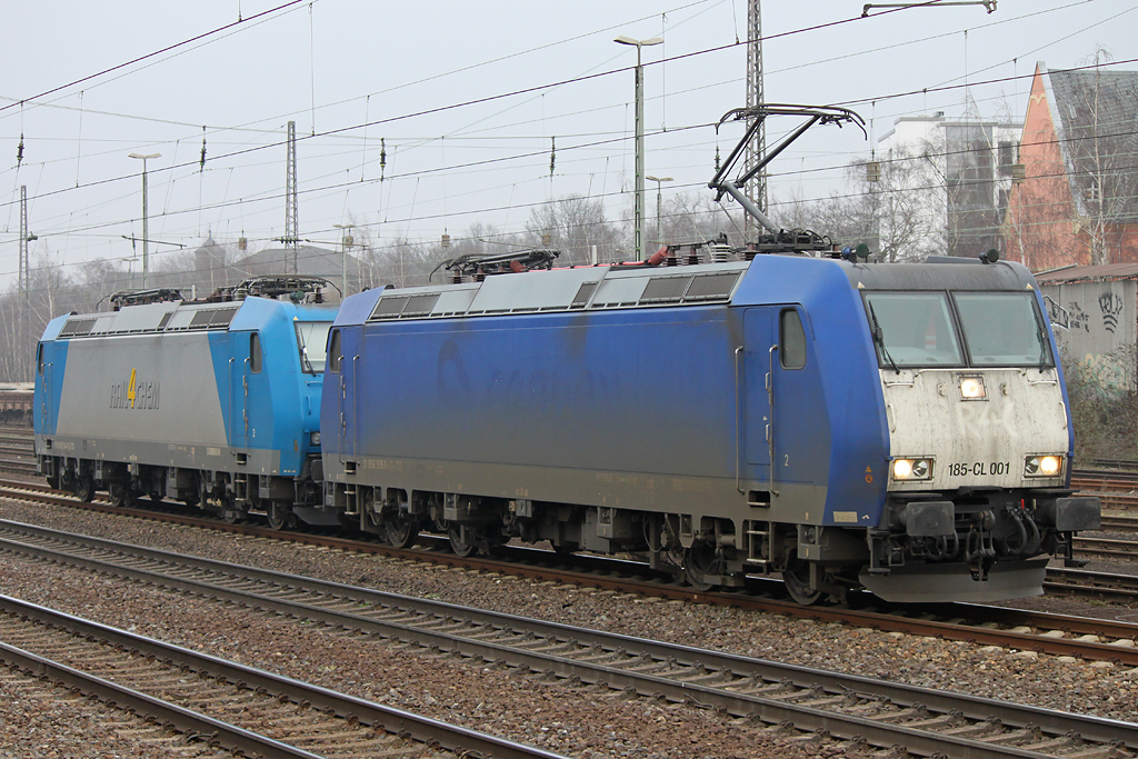 185-CL 001 und 185-CL 004 stehen am 26.02.13 in Dsseldorf-Rath.