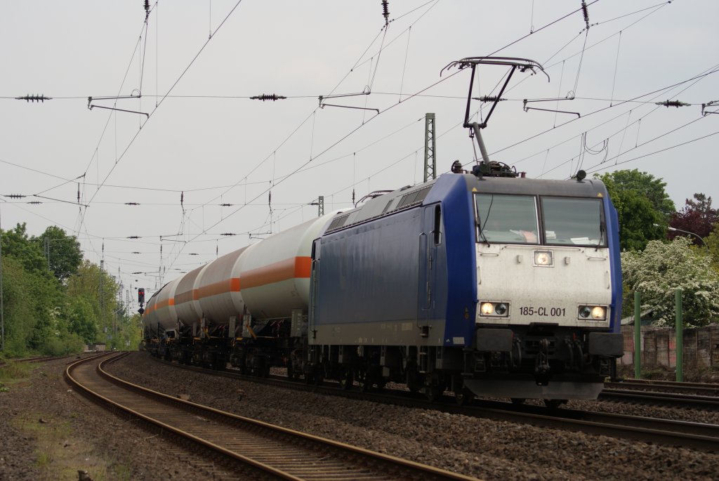185-Cl 001 mit einem Gaskesselwagenzug in Norf am 15.05.2010