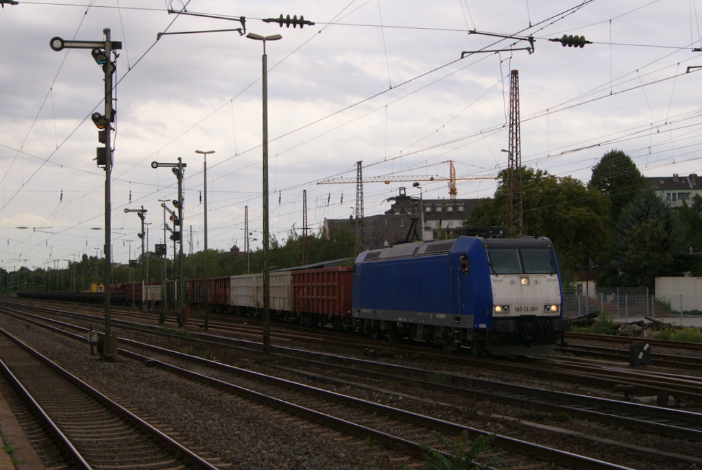 185-CL 001 mit einem Gterzug bei der Abfahrt in Dsseldorf-Rath am 26.08.2011 Gru an den Tf !
