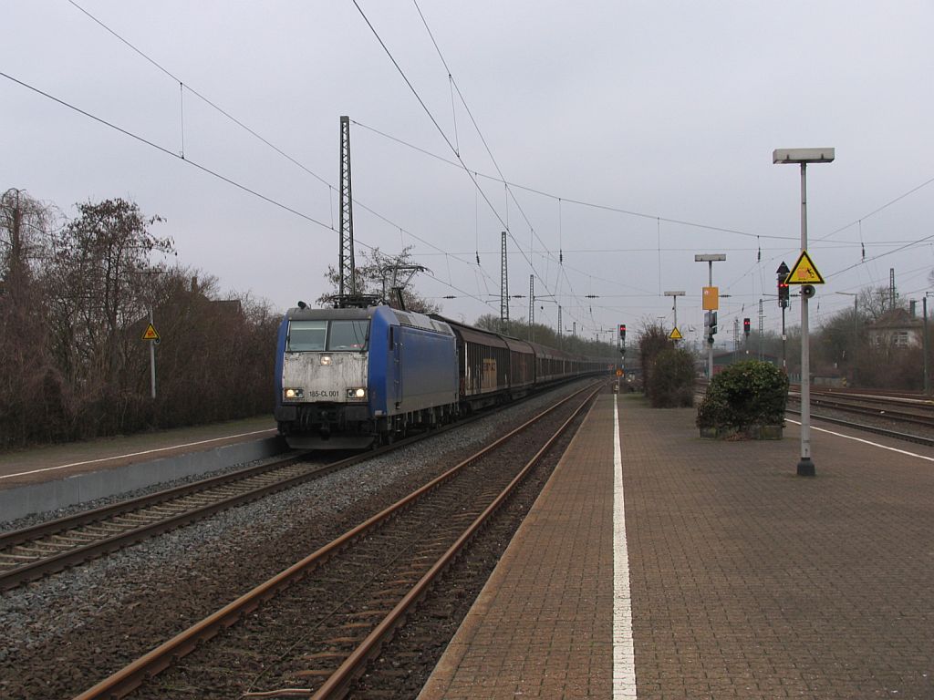 185 CL-001 mit einem Gterzug zwischen Osnabrck und Mnster uf Bahnhof Lengerich am 3-3-2012.