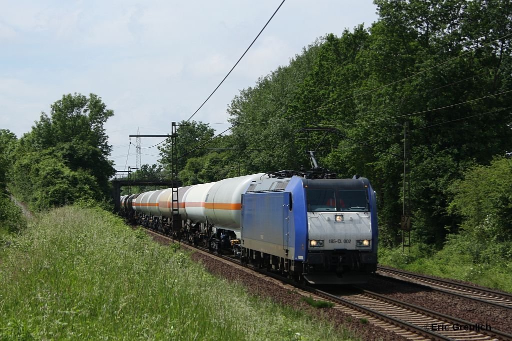 185 Cl-002 mit Kesselwagen am 10.6.10 in Ahlten.