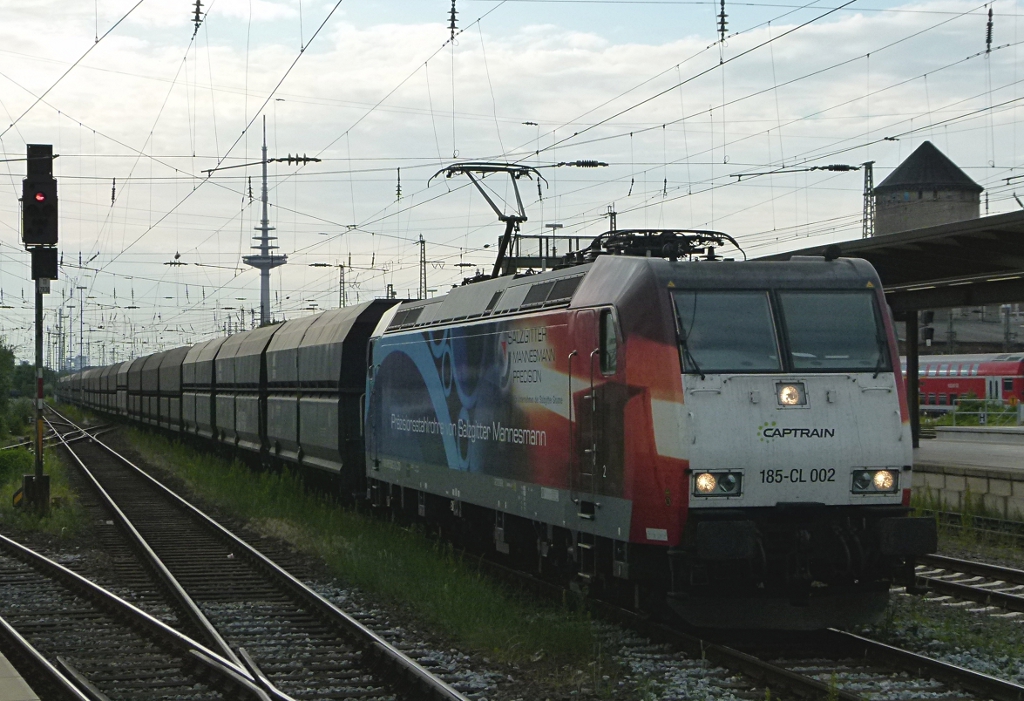 185 CL 002 (Salzgitter Mannesmann) ist mit einem Kohlezug am 10.07.2012 in Bremen