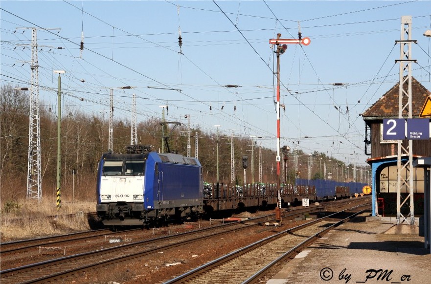 185-CL 002 schlept einen lngeren Gterzug durch den Haltepunkt Meinsdorf bei Rolau am 8.3.2011