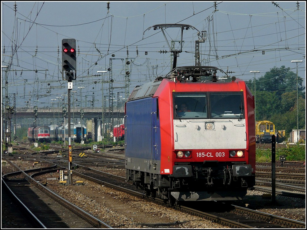 185-CL 003 durchfhrt am 11.09.2010 solo den Hauptbahnhof von Regensburg. (Jeanny)