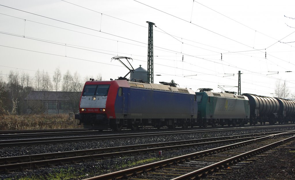 185-CL 003 mit 185-CL 006 als Wagenlok und einem Kesselwagenzug in Fahrtrichtung Norden durch Eschwege West. Aufgenommen am  27.11.2010.