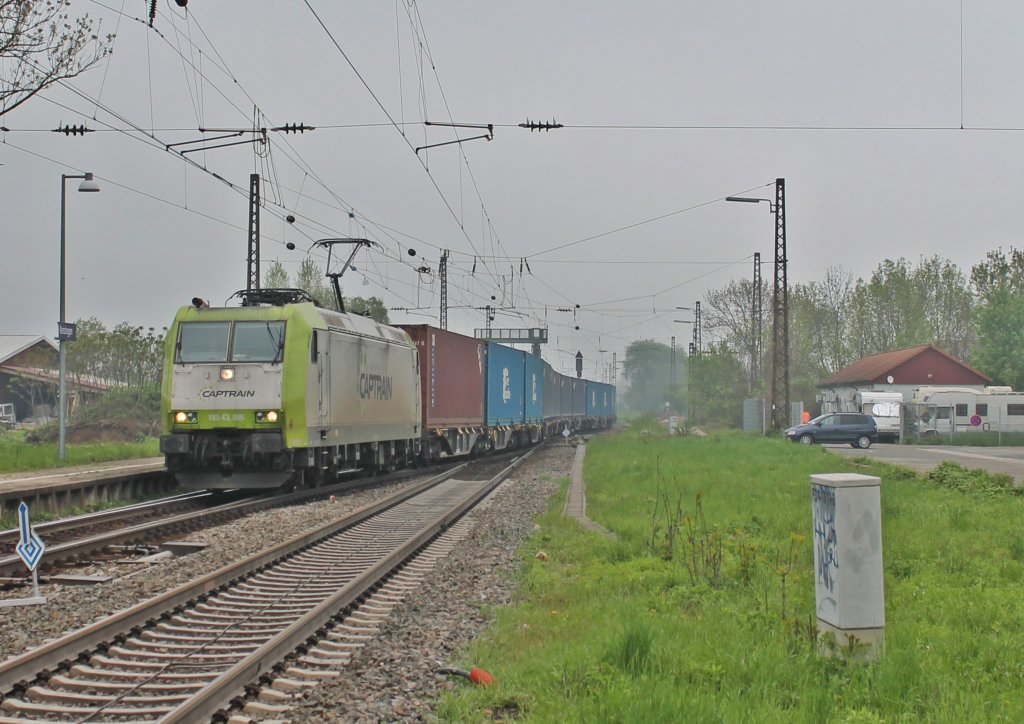 185-CL 005 von Captrain am 02.05.2013 beim passieren der Gleisbaustelle in Kenzingen gen Sden mit einem KLV.