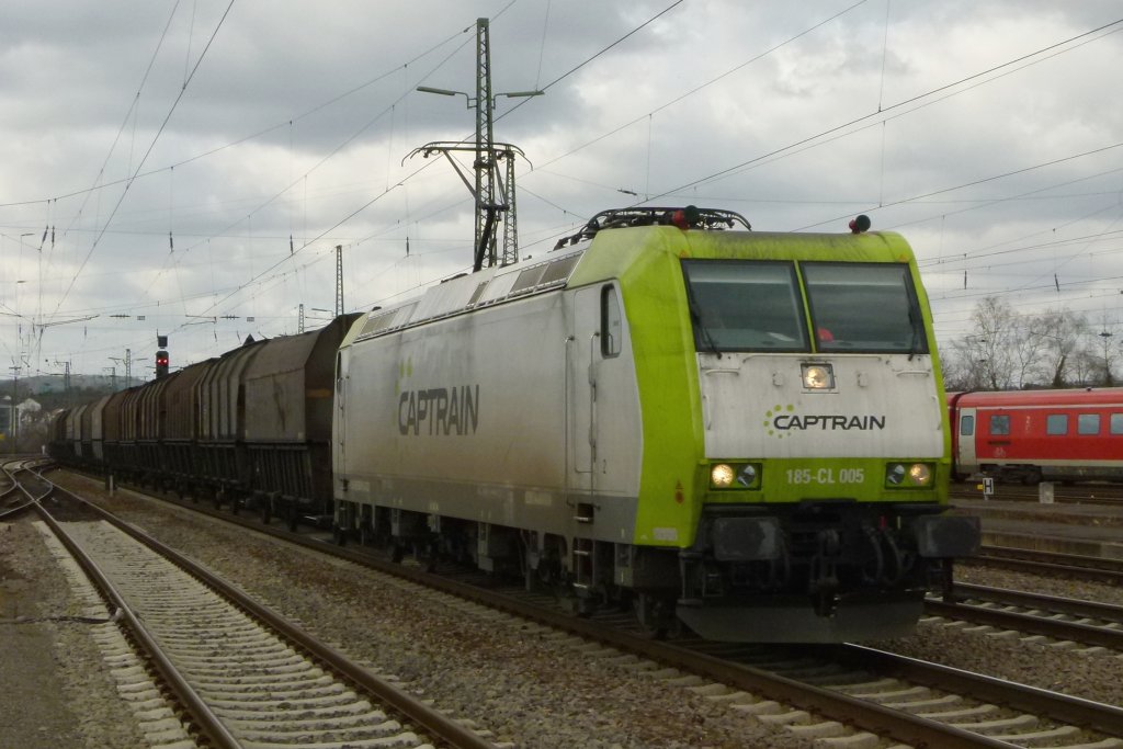 185 CL 005 von Captrain zieht am 08.03.2012 den Leerkokszug durch Kaiserslautern