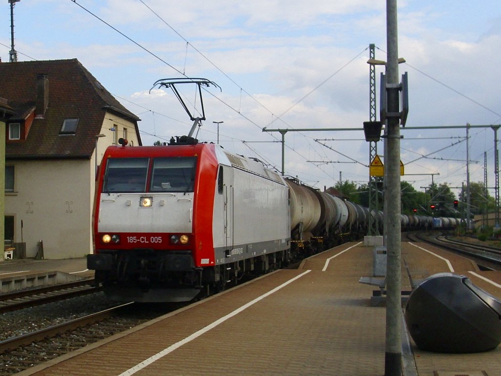 185 CL 005 zieht am 27. Juli 2010 einen Kesselwagenzug ber Gleis 2 durch Kronach.