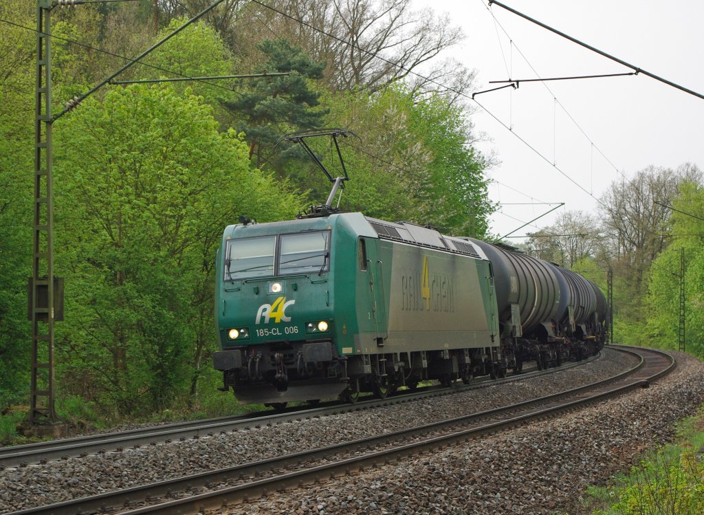 185-CL 006 legt sich mit ihrem Kesselwagenzug bei Asmushausen in die Kurve. Aufgenommen am 01.05.2010.