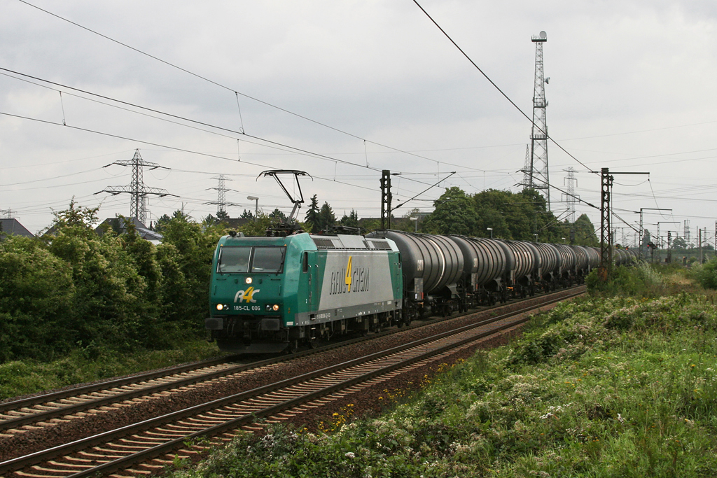 185 CL 006 mit einem Kesselwagenzug am 25.08.2010 bei Ahlten.