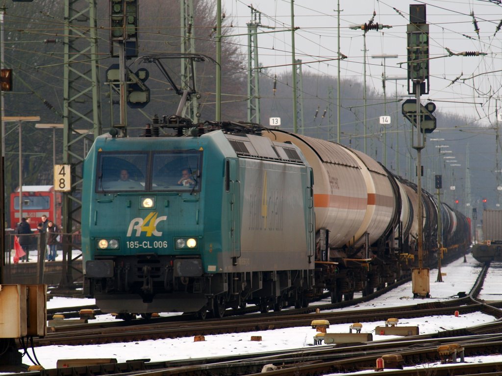 185-CL 006 von der Rail4Chem mit einem Kesselzug am 03.02.2010 bei der Ausfahrt aus Aachen West