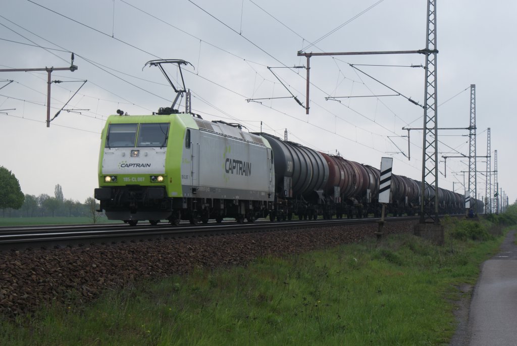 185-CL 007 von  Captrain  mit einem Kesselzug am 08.05.2010 bei Dedensen/Gmmer.