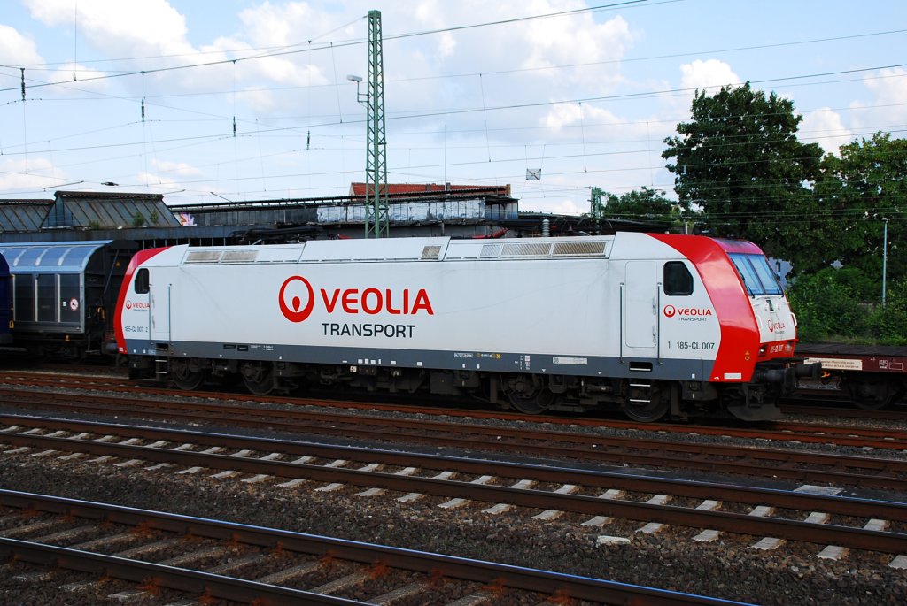 185-CL 007 ist der Rufname dieser sch�nen Lok der Veolia-Transport, die am 22.06.09 im Bhf G�tersloh, recht wild zwischen diversen G�terwagen geparkt, auf einen neuen Einsatz wartet.

