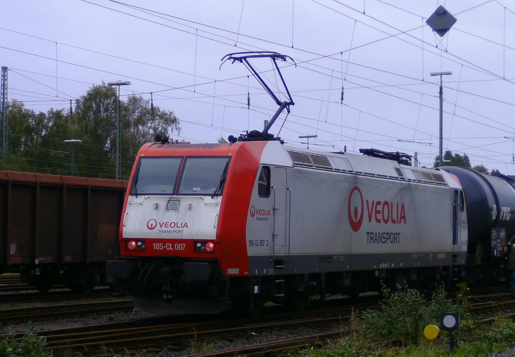 185-CL 007 von Veolia Transport hat sich gerade vor einen Kesselwagenzug gesetzt. Die roten Lichter sind noch an und es wird gleich auf wei� gewechselt. Gesehen am 16.10.2009 in Hamburg-Seehafen.