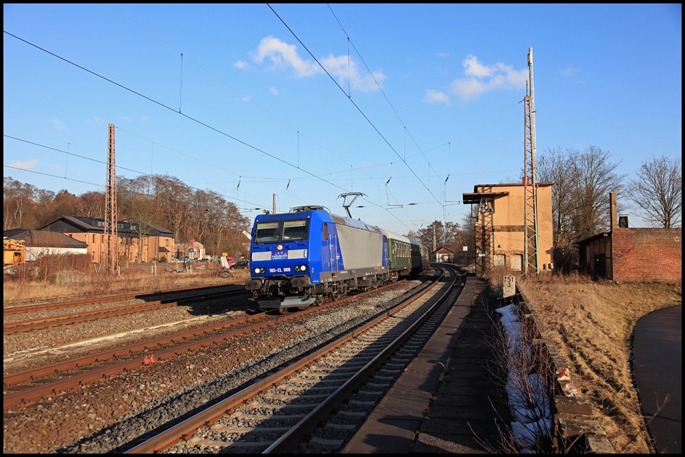 185-CL 008 bringt einen RE13 nach Venlo. Einige der Reisezugwagen trugen das Logo der DR. Am Zugschluss luft ein Wagen der ehemaligen Brgerbahn mit. (18.02.2010 in Westhofen)