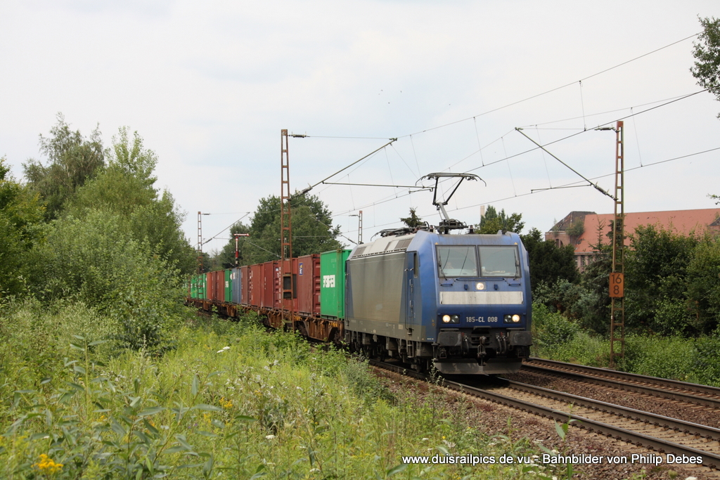 185-CL 008 fhrt am 28. Juli 2011 um 15:20 Uhr mit einem Gterzug durch Hannover Limmer