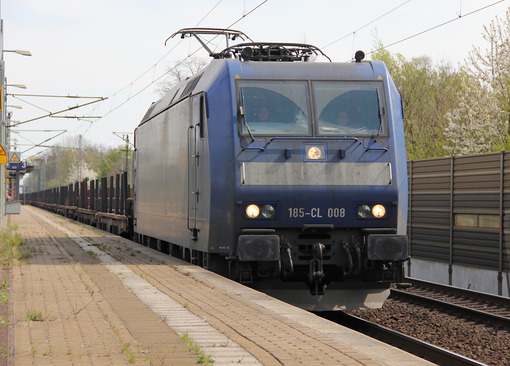 185-CL 008 kam am 17.04.2012 mit leeren Rungenwagen in Richtung Wunstorf durch Dedensen-Gmmer.