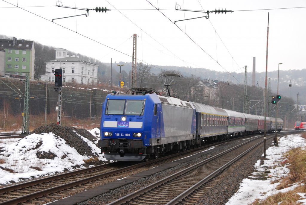185 CL 008 mit einer Eurobahn bei der Durchfahrt durch Wuppertal Steinbeck am 06.02.10