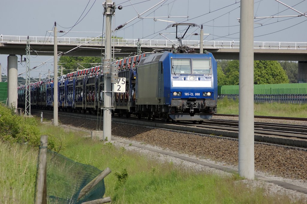 185 CL-008 sie gehrt wohl momentan der Crossrail. Sie zieht den Fiat Autozug zwischen Growudicke und Rathenow in Richtung Stendal. 29.05.2010
