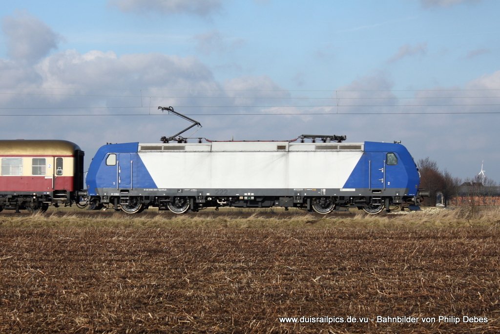 185 CL-009 fhrt am 3. Februar 2010 um 13:51 Uhr mit dem RE13 durch Bttgen bei Neuss