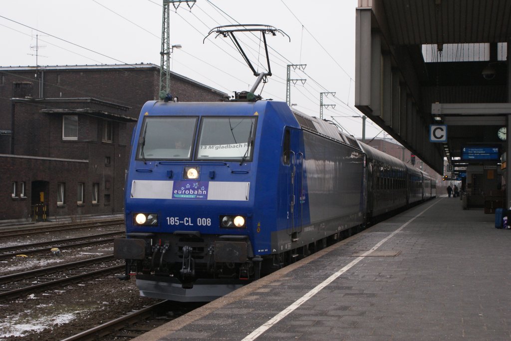 185-CL 009 fuhr am 12.02.2010 um 14:48 Uhr mit dem RE 13 (Eurobahn Ersatzverkehr) in Rtg. Mnchengladbach.Hier in Dsseldorf Hauptbahnhof 