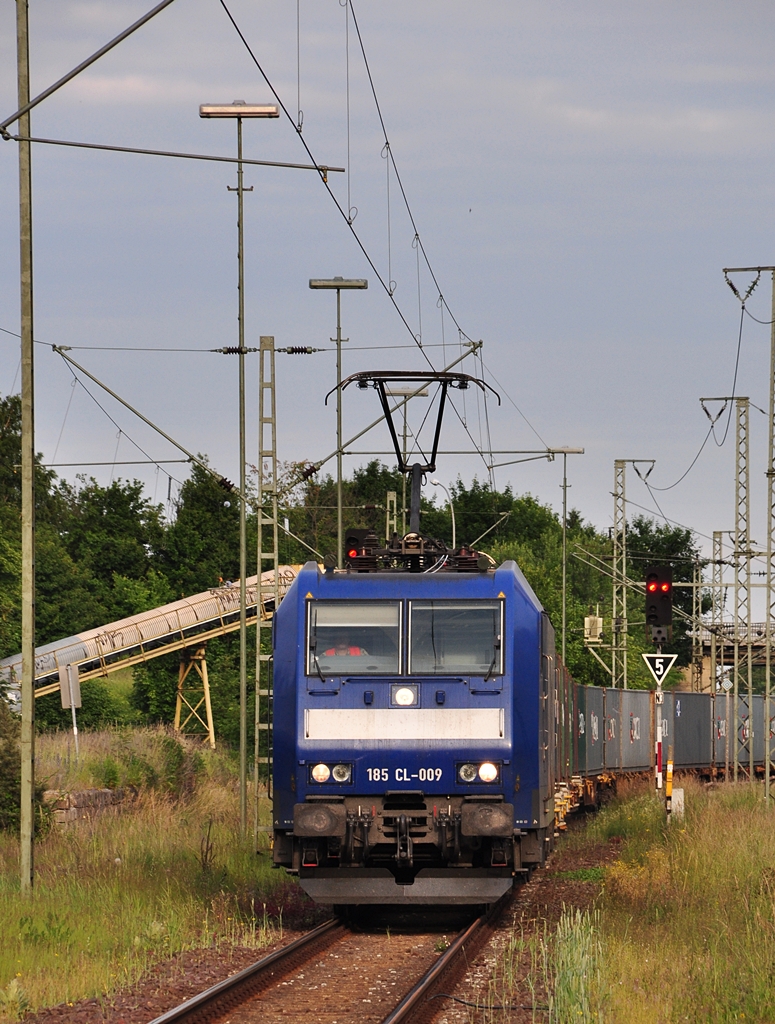 185 CL-009 kommt am Abend des 22.06.2010 mit einem Containerzug durch den Bf K�nigslutter