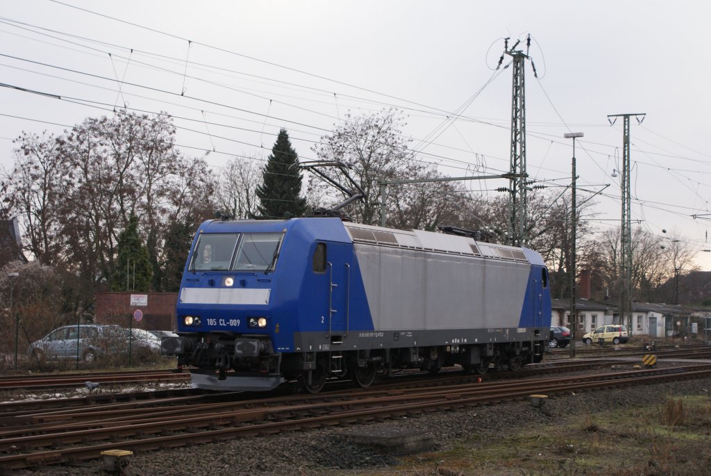 185-CL 009 rangierte am 06.02.2010 um 15:22 Uhr in Mnchengladbach Hauptbahnhof, um an den RE 13 in Richtung Hamm zu kuppeln Gre an den Tf !