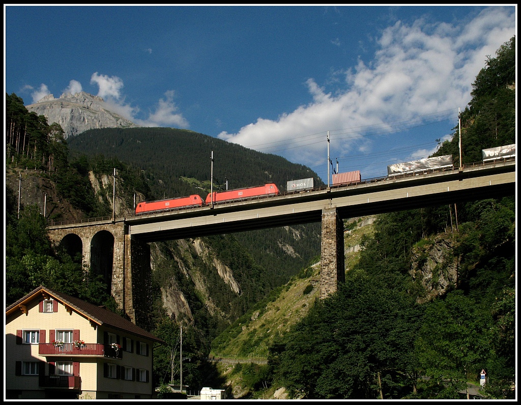 185 er auf der Kerstelenbachbrcke in Amsteg.
August 2008