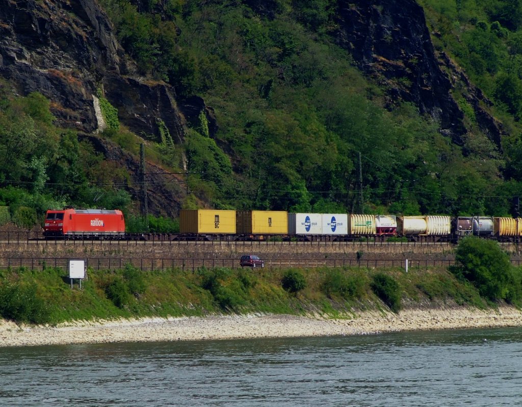 185 er der Railion mit Container-Güterzug auf der rechten Rheinseite, in höhe Boppard am 30.07.2006, in Richtung Norden unterwegs.
