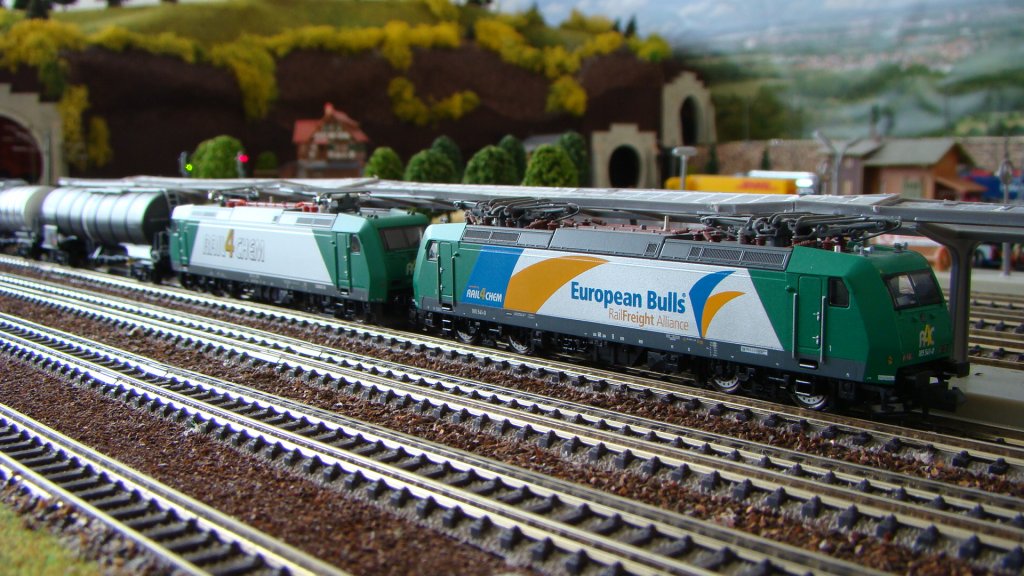 185 der RAIL4CHEM von Fleischmann und Minitrix, Epoche V.