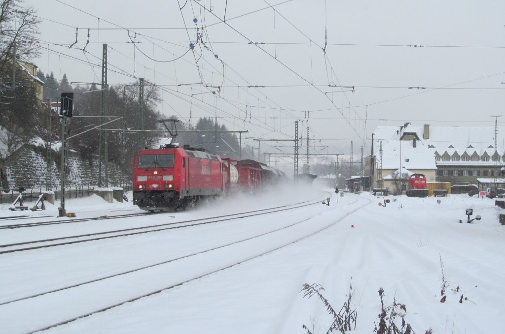 185 xxx-3 zieht am 11. Dezember 2012 einen gemischten Gterzug durch Kronach.