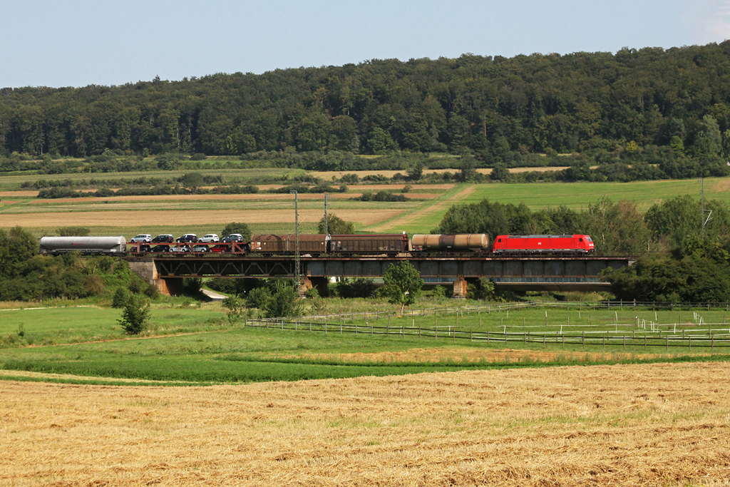 185 xxx mit einem gemischten Gterzug am 23.08.2011 bei Treuchtlingen.