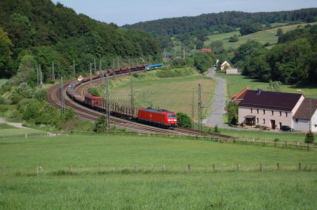 185 xxx mit gem. G�terzug im Bahnhof Himmighausen, 01.06.2011.