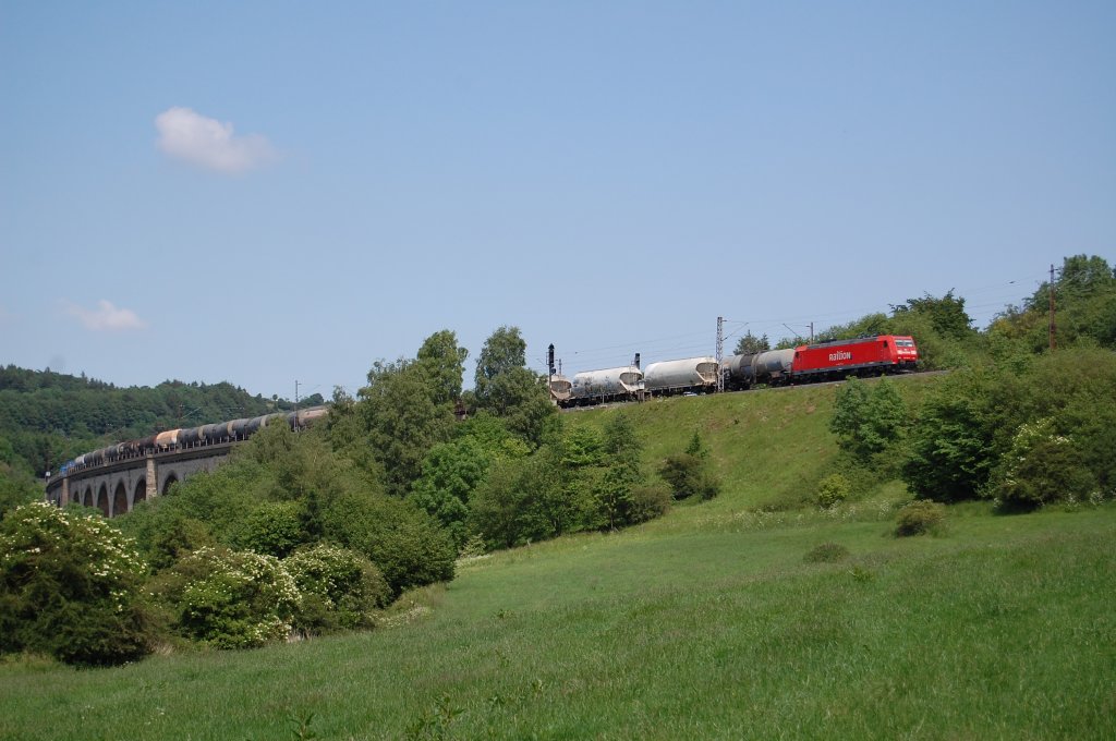 185 xxx mit ihrem gemischten Gterzug noch halb auf dem Bekeviadukt, kurz hinter Altenbeken, 03.06.2011.