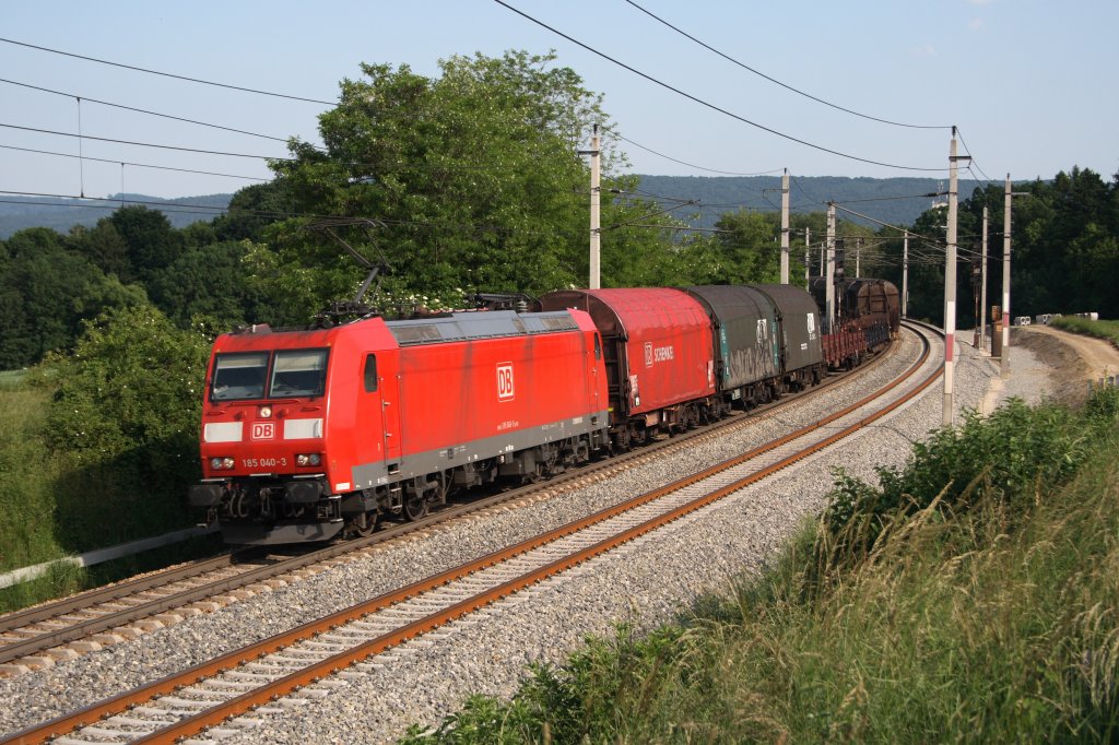185.040 fhrt mit einem gemischten Gterzug in Richtung Deutschland.
Bheimkirchen 09.06.2010