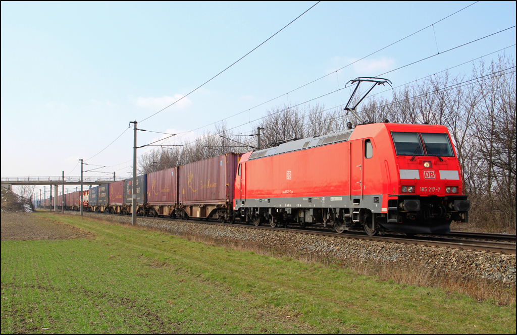 185.217 fuhr am 04.04.13 mit Containerzug von Ebenfurth kommend Richtung Wampersdorf.