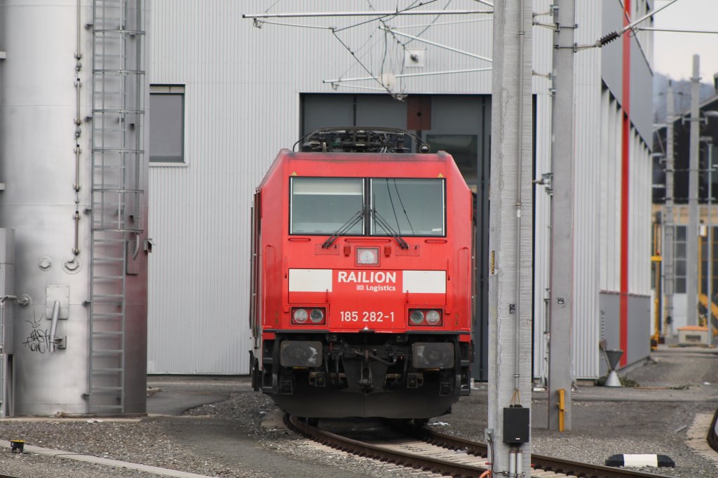 185.282-1 wartet in der Traktion Graz Hauptbahnhof auf Ihren nchsten Einsatz am Montag. 9.02.2013