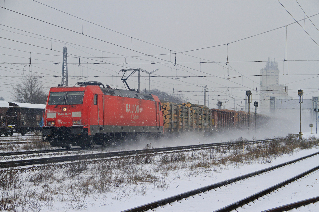 185.302 durchfhrt am 22.02.13 mit einem Gterzug von Bruck/Leitha kommend den Bhf. Gramatneusiedl.