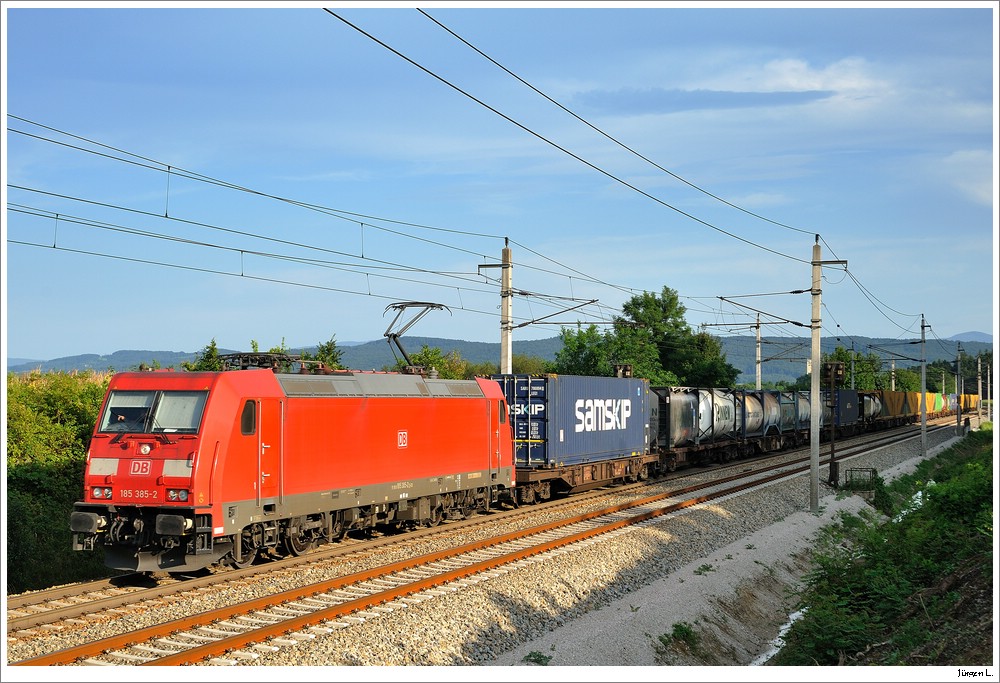 185.385 mit einem GZ Richtung Passau; Bheimkirchen, 14.8.2010.