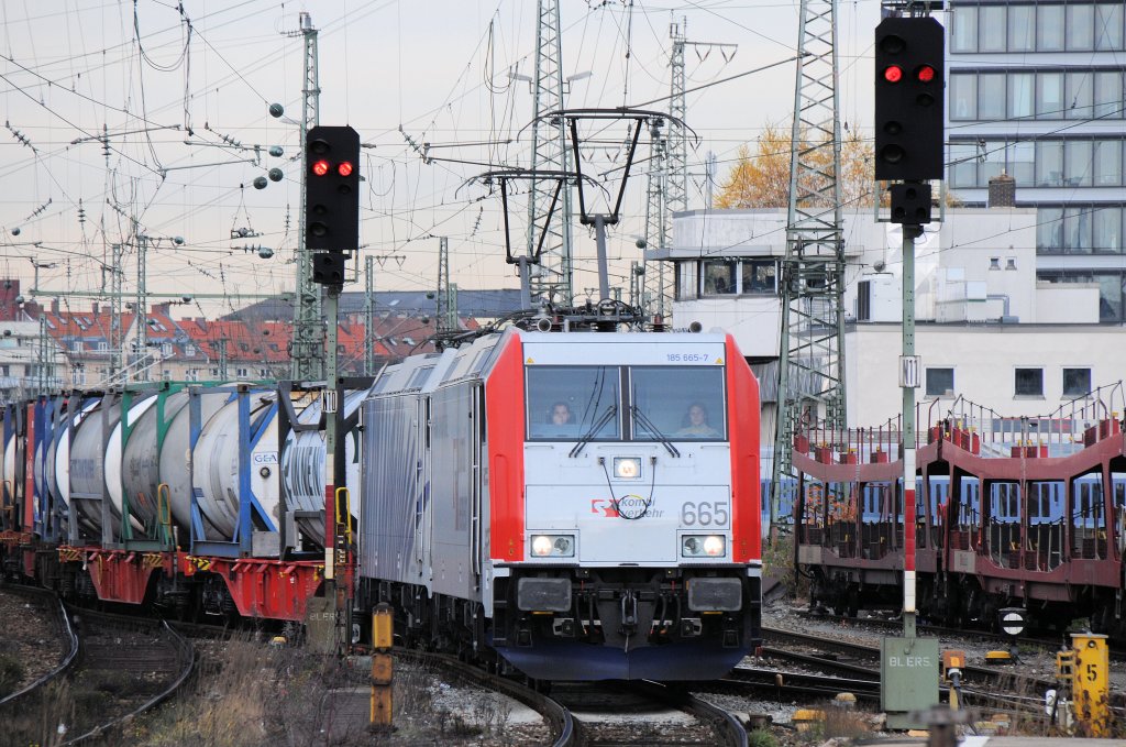 185665 & 662 am 14.11.09 mit dem 41863 von M�nchen-Riem nach Ljubljana KT in M�nchen Ost