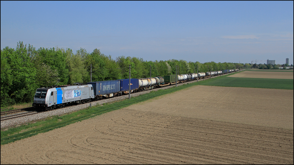 185.680 brachte am 28.04.13 den 41145 von Passau nach Sopron, hier kurz vor Ebenfurth.