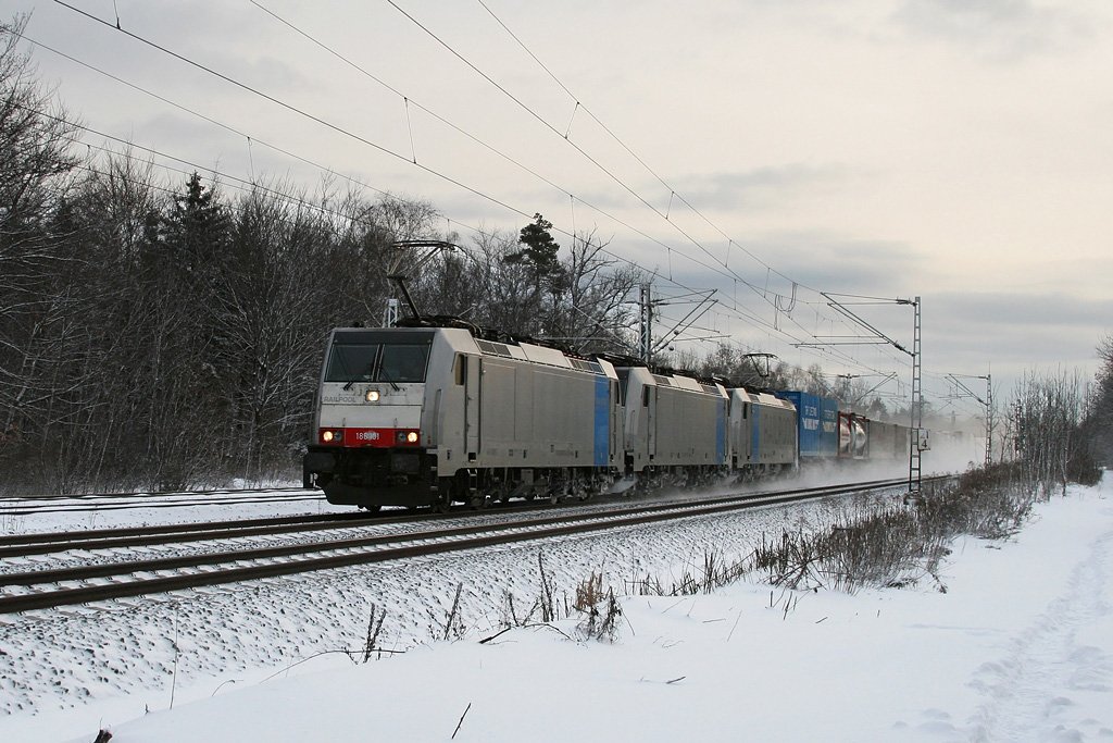 186 101 + 108 + 103 mit DGS 43802 am 30.01.2010 in Haar (bei Mnchen).