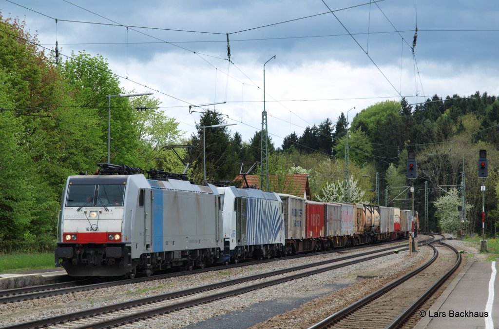 186 101 und 185 661 Lokomotion bringen am 04.05.13 einen Containerzug durch A�ling Richtung M�nchen.